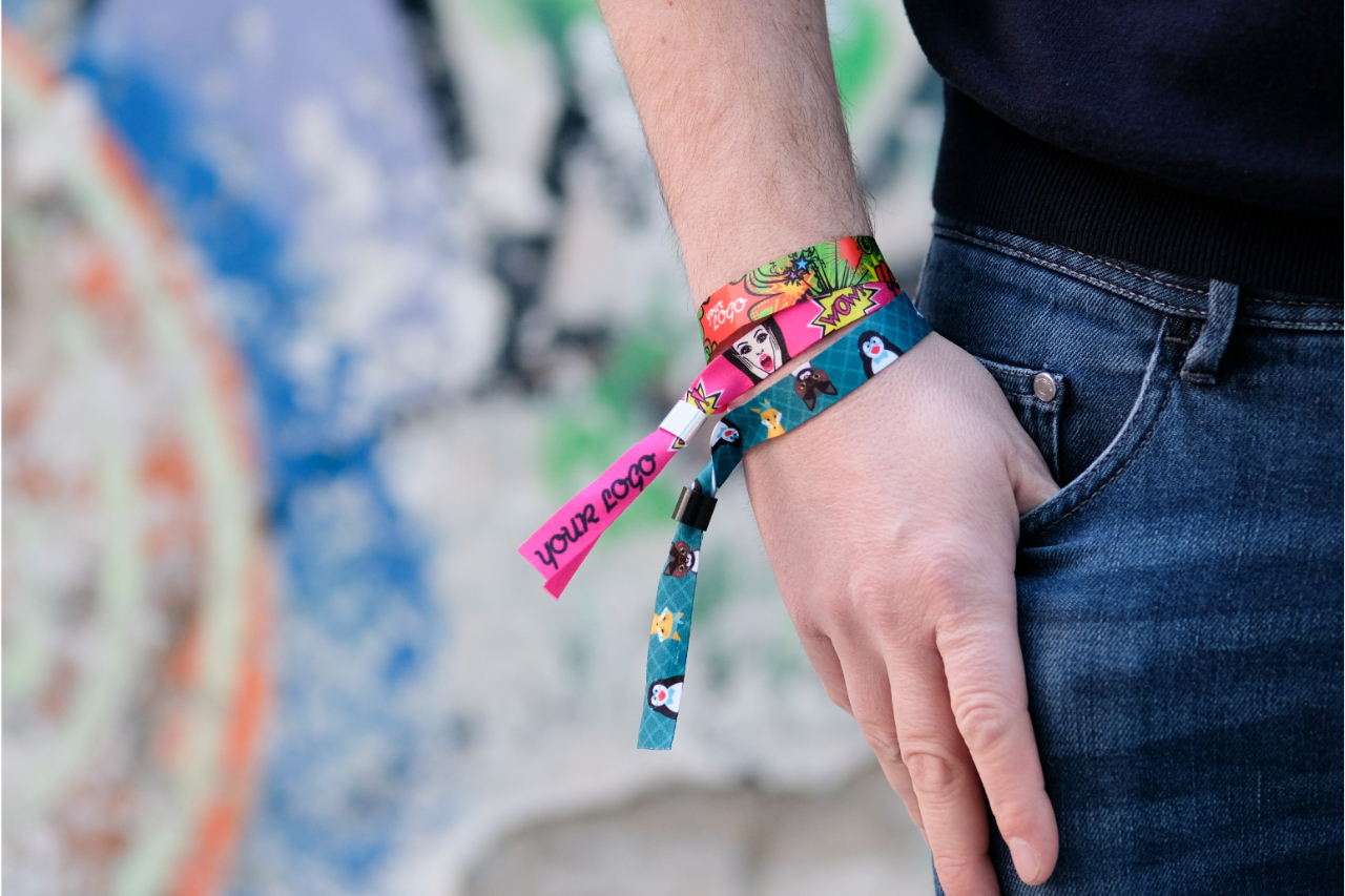 <p>Gift Campaign's fabric wristbands can be customised with the desired graphics using sublimation, </p>
<p>without colour limitations and with vivid detail rendering</p>
